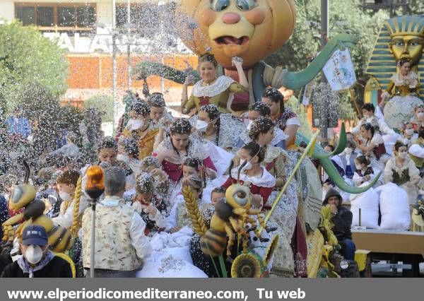 GALERÍA DE FOTOS - El Coso Multicolor inunda de confeti Castellón