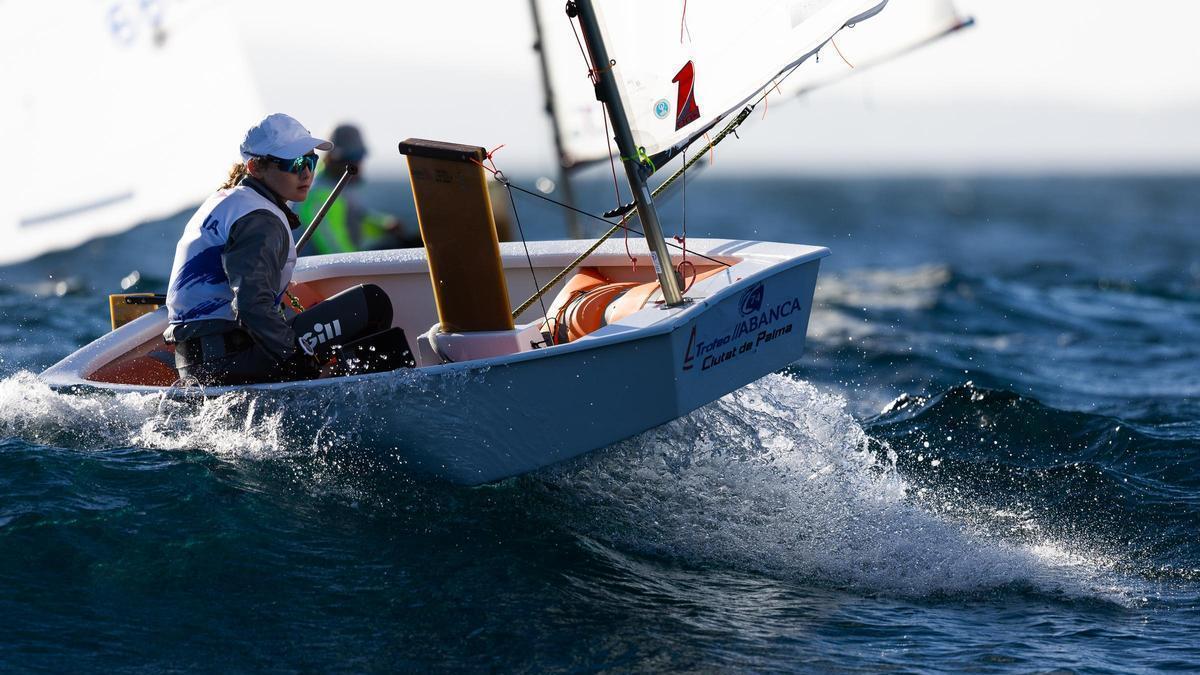 Una regatista planea una ola durante la jornada de este sábado en la Bahía de Palma.