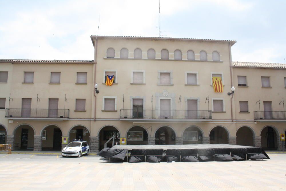 Estelades a la façana de l'Ajuntament de Navàs.