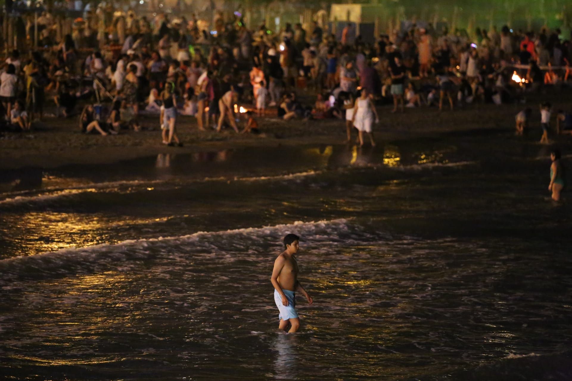 Vuelve la tradición de las hogueras a las playas de Alicante, pero sin botellón