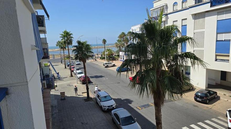 Oportunidad inmobiliaria en Huelva: piso con terraza y vistas al mar por 210.000 euros