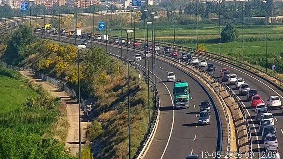 Una larga fila de coches retenidos en el cuarto cinturón tras el incidente registrado esta mañana.