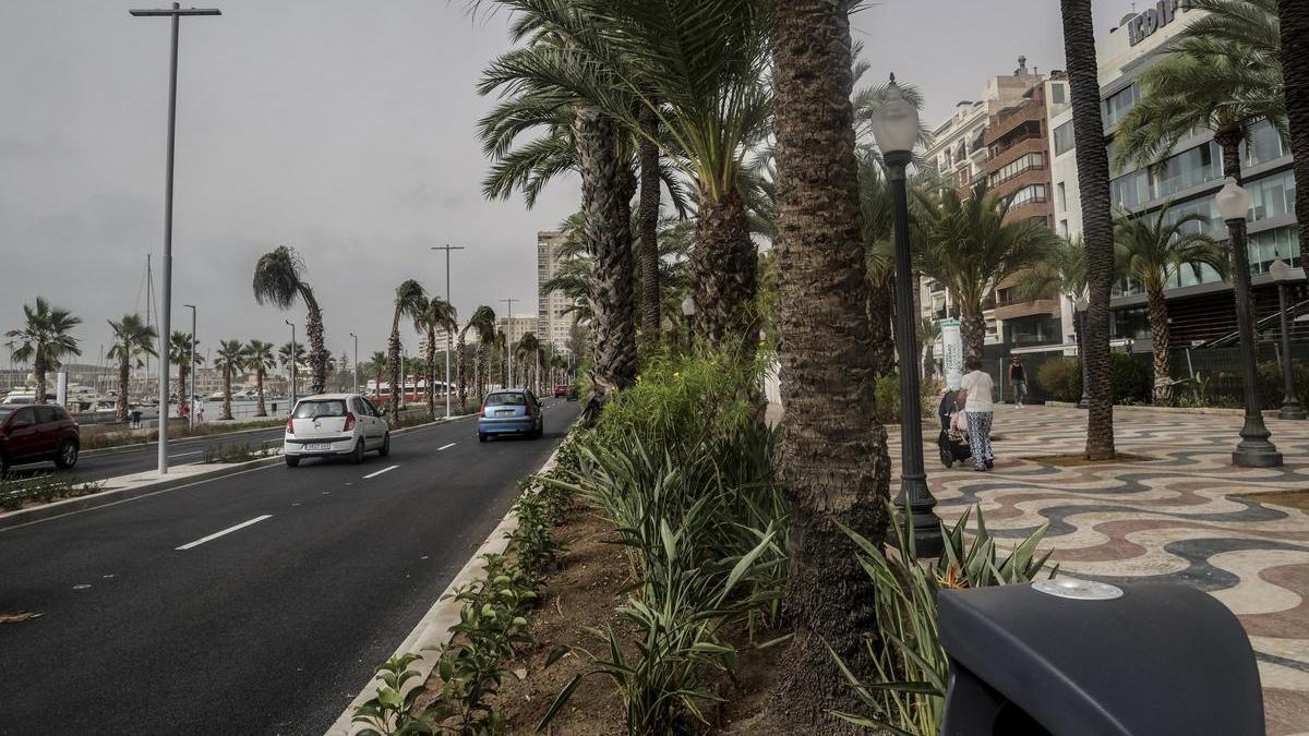 Ya no hay valla de separación entre la zona ajardinada de la Explanada y la calzada de Mártires de la Libertad