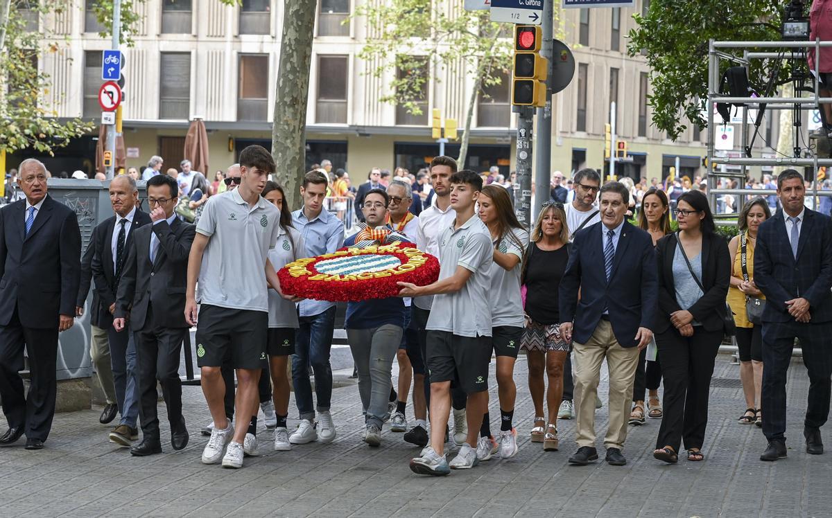 La representación del RCD Espanyol, en la ofrenda floral al monumento de Rafael Casanova durante la Diada Nacional de Catalunya.