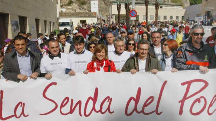 Tres imágenes de la salida ayer en Orihuela, donde se observa la pancarta que abría la marcha, así como algunos de los participantes en la Senda 2012.