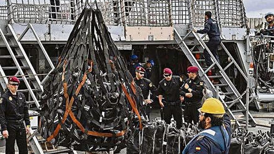 Momento de la descarga del alijo de cocaína en el puerto de Las Palmas.