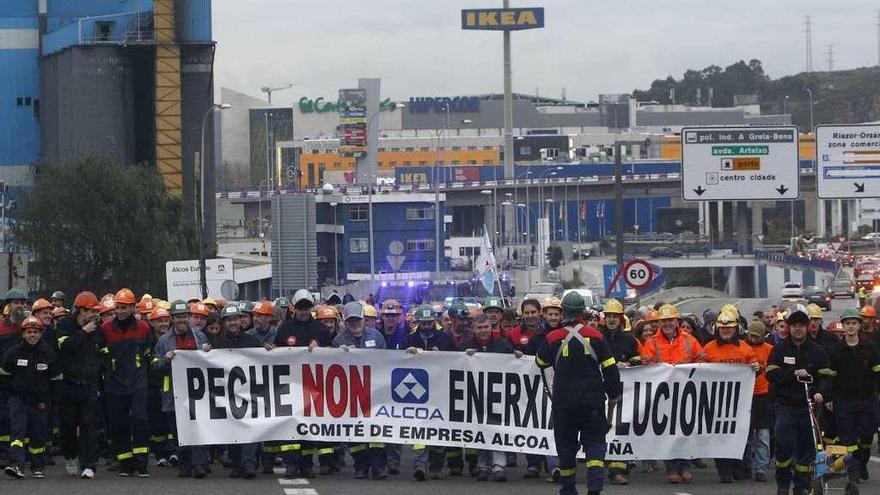 Manifestación de trabajadores de Alcoa en A Coruña contra el actual sistema de subasta.