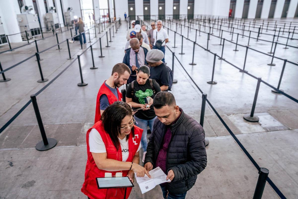 Primer día de asesoramiento para la regularización extraordinaria en la Fira de Montjuïc