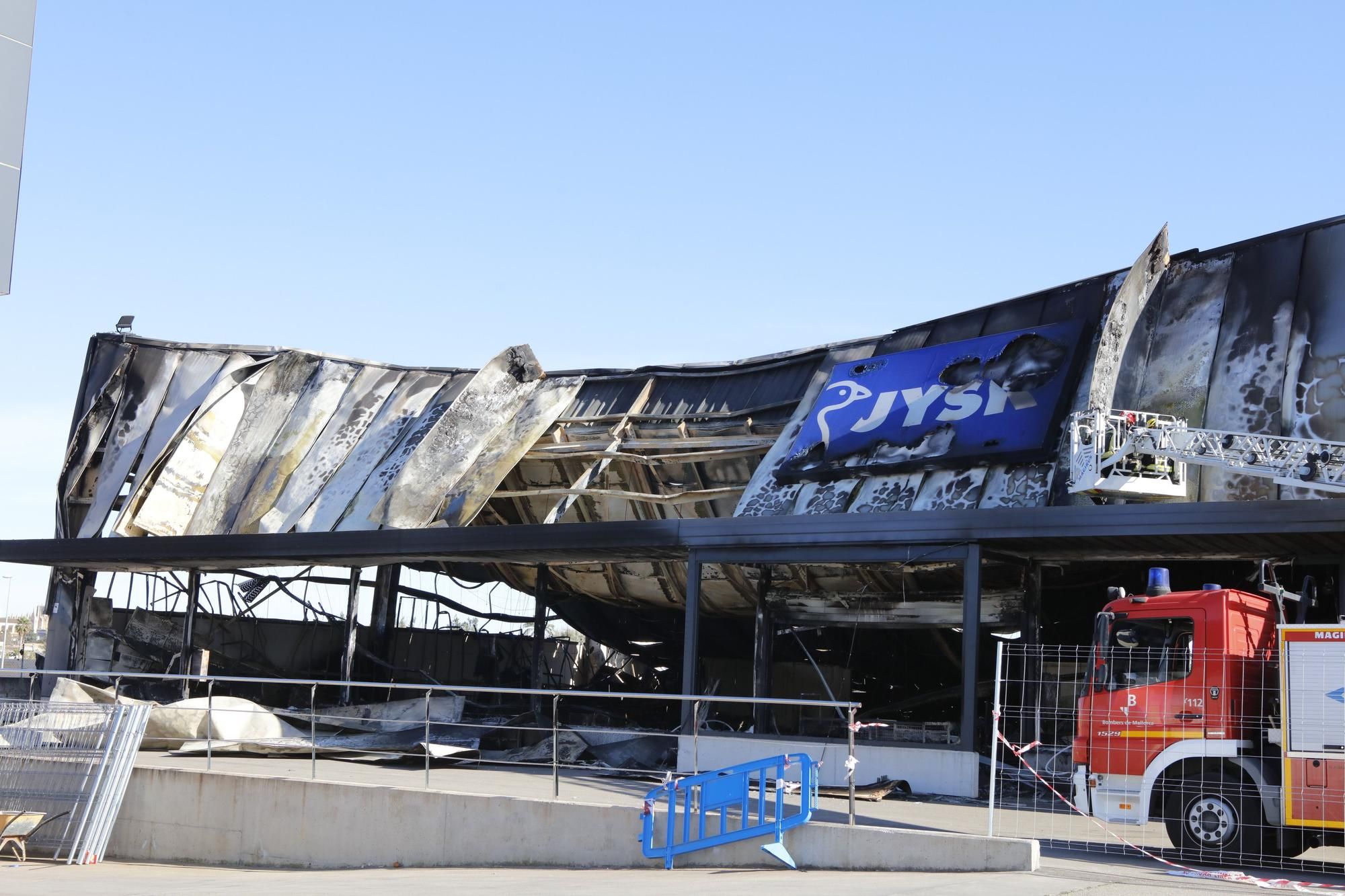 Los daños por el incendio del Jysk de Manacor se extienden a los comercios vecinos