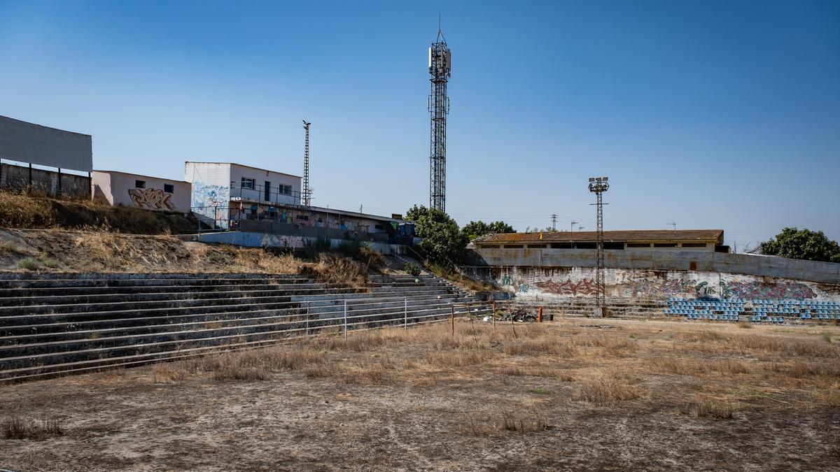 Los vestuarios y las antiguas oficinas se han ocupado ilegalmente y el resto de las instalaciones están destrozadas.