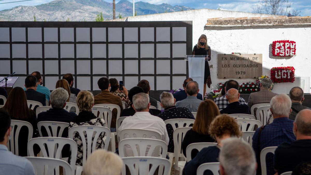 La alcaldesa Amparo Marco junto al monolito en homenaje a los represaliados del franquismo.