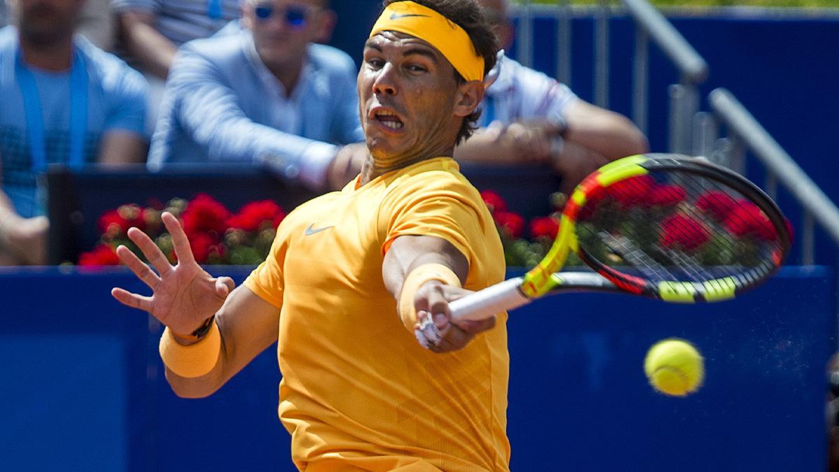 Rafa Nadal golpea de derecha durante su debut en el Barcelona Open Banc Sabadell.