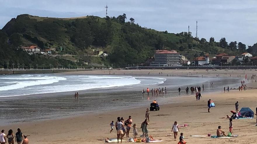Reabre al baño la playa de Santa Marina de Ribadesella tras tres días cerrada por contaminación