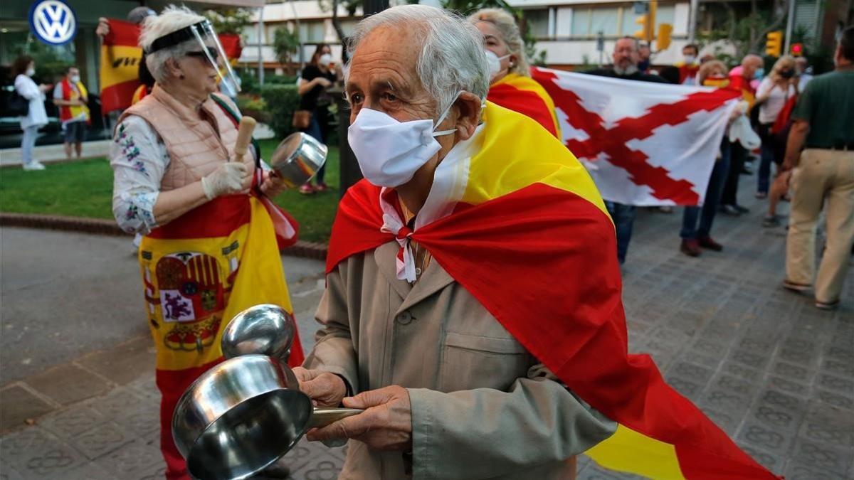 Concentración en protesta por la gestión del Gobierno en la pandemia del covid-19, en Barcelona.