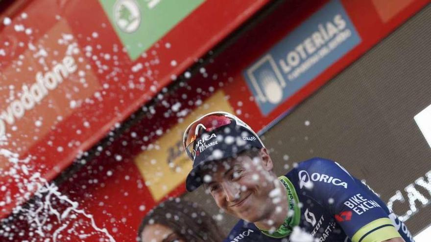 Jens Keukeleire celebra en el podio la duodécima etapa de La Vuelta.