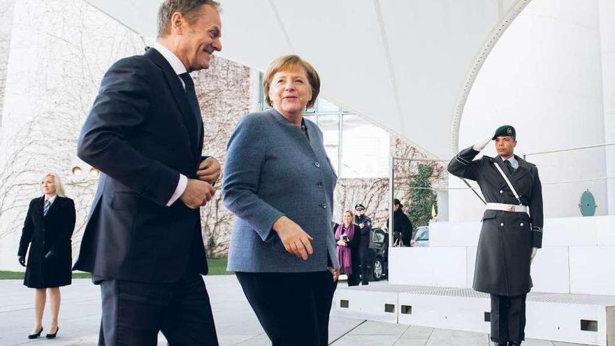 Merkel y el presidente del Consejo Europeo, Donald Tusk, ayer, en Berlín.