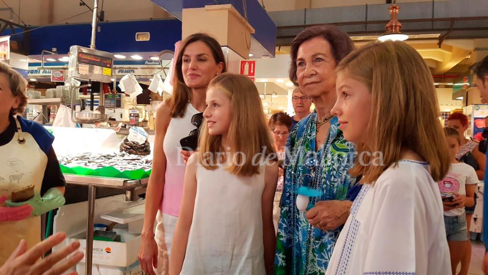 Doña Sofía y Doña Letizia, juntas en la pescadería