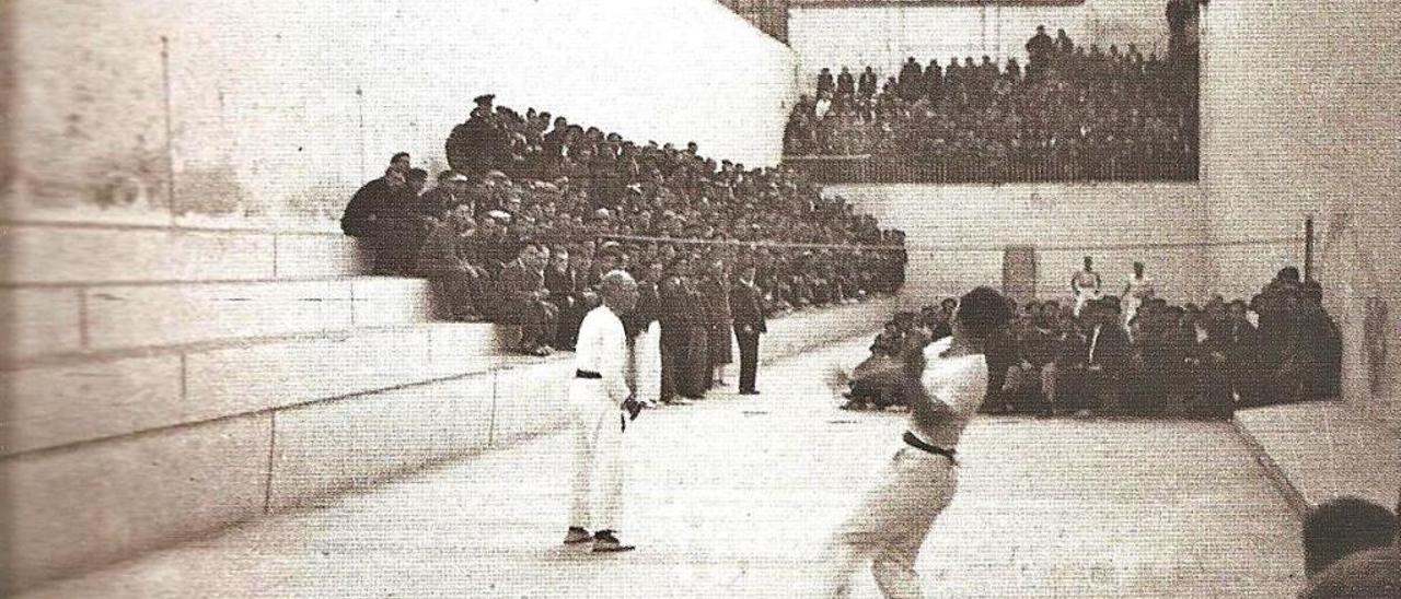 Quart golpea la pilota en la histórica partida de 1937 en Pelayo.