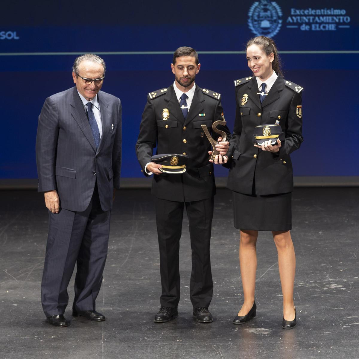 Los galardonados de los I Premios Valor y Servicio recogen sus distinciones: Investigación más relevante Los galardonados de los I Premios Valor y Servicio recogen sus distinciones: Investigación más relevante