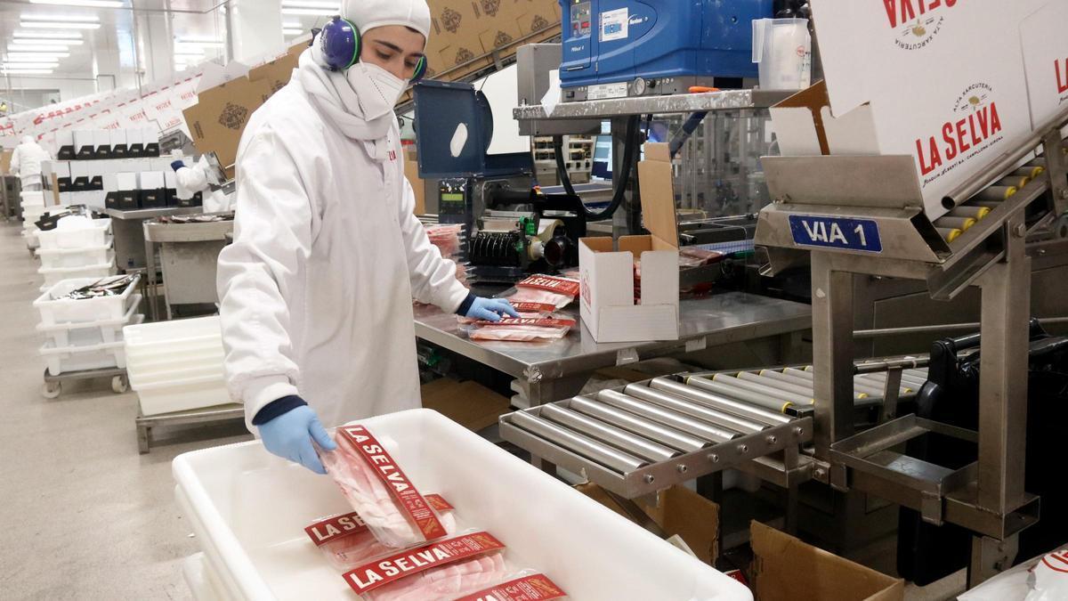 Un treballador a l'interior d'una empresa càrnia de les comarques gironines, en una imatge d'arxiu.