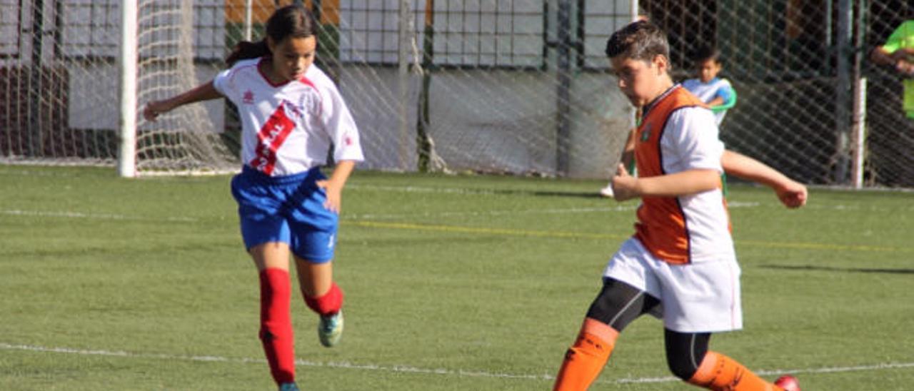 Dos instantes del emocionante partido entre Las Palmas B y San Fernando.