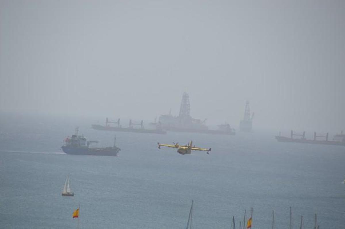 Los hidroaviones cargan agua en el Puerto de Las Palmas - Incendio Gran Canaria 2019