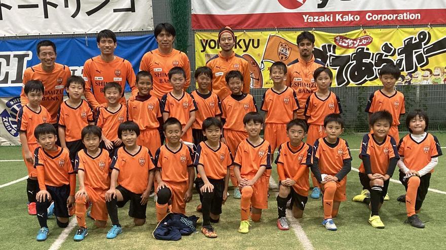 Jugadores del Shimizu S-Pulse en un acto con niños de su escuela de fútbol