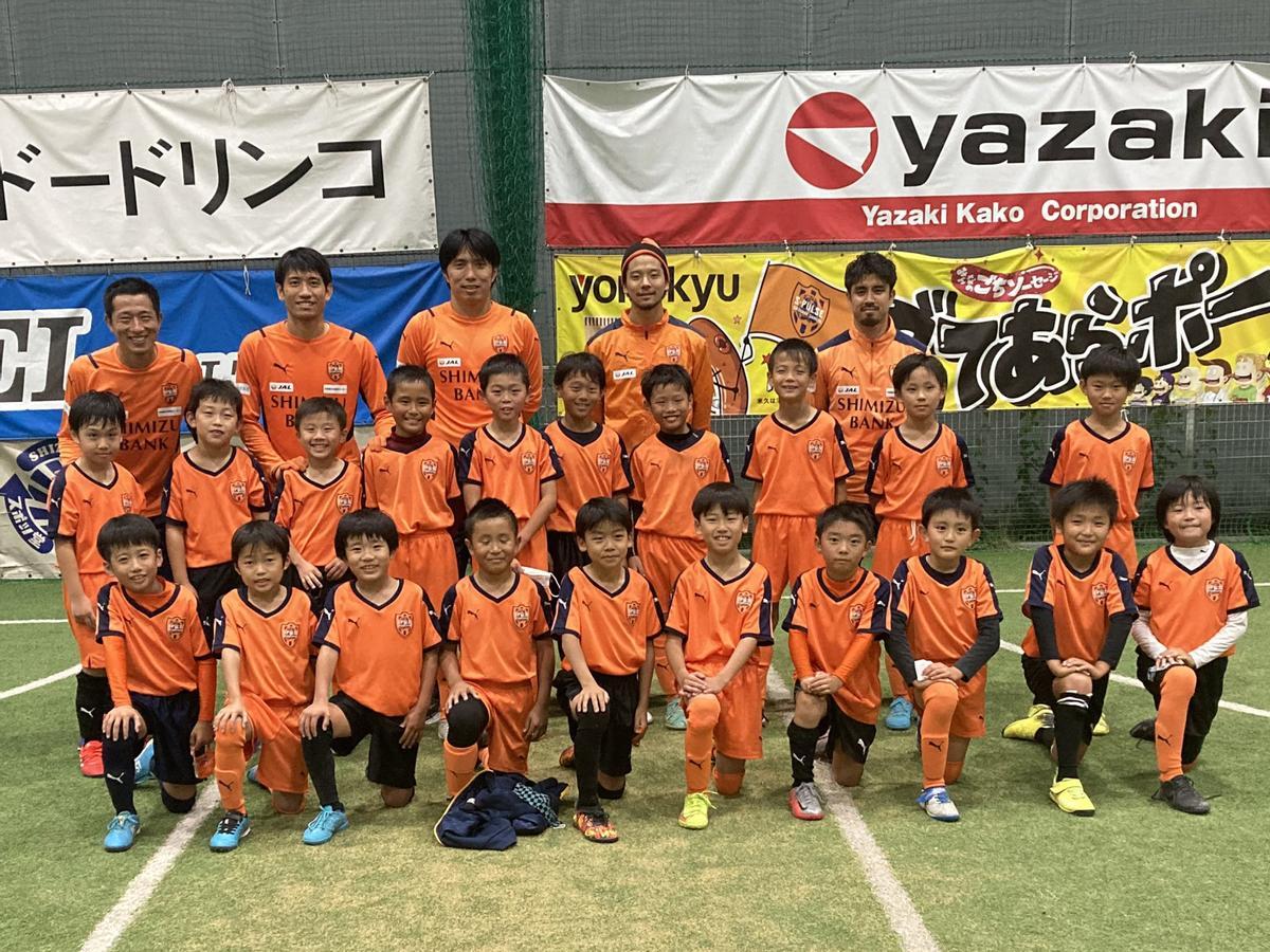 Jugadore del Shimizu S-Pulse en un acto con niños de su escuela de fútbol