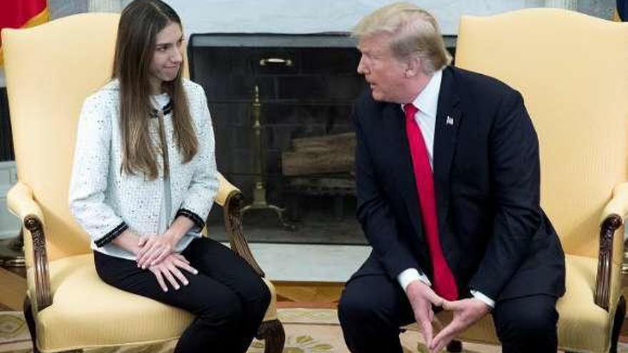 Trump, conversando con Fabiana Rosales, esposa de Guaidó. // Efe