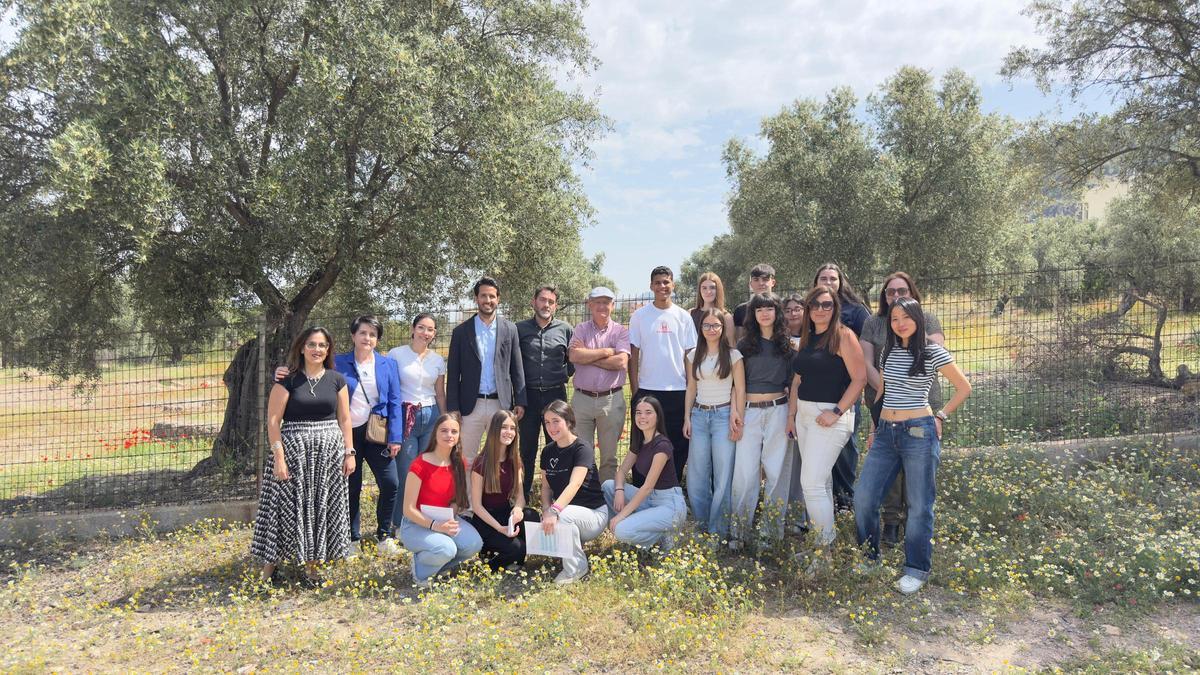 El director general de Patrimonio Cultural, Patricio Sánchez, con técnicos de su departamento y profesores y alumnos del Instituto.