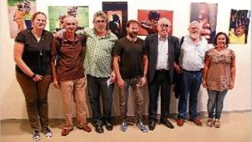 L&#039;alcalde (tercer per la dreta) amb els autors de les exposicions.