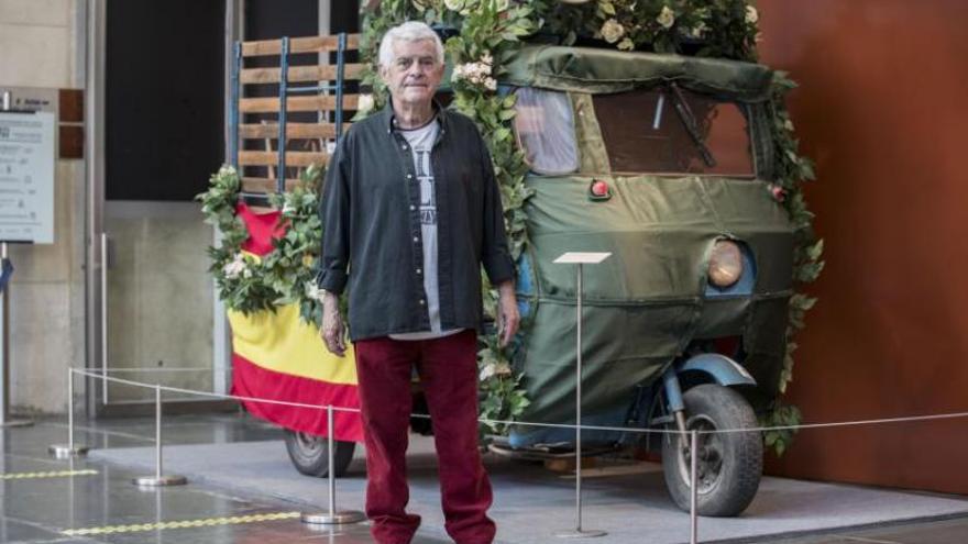 El actor Guillermo Montesinos ante el carromato de «Plácido» en la exposición sobre Berlanga. | FERNANDO BUSTAMANTE