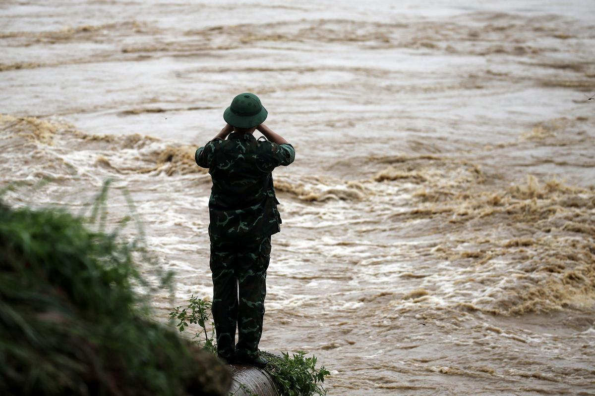 Un puente se desploma en Vietnam y deja al menos 13 desaparecidos