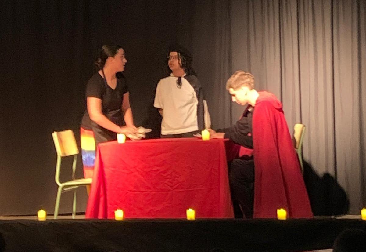 El IES Francisco Grande Covián representa la obra 'Don Juan Tenorio'.