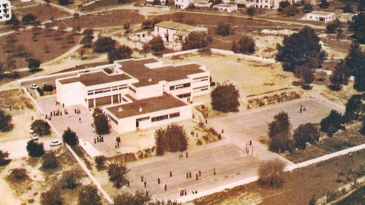 L&#039;escola del Puig d&#039;en Valls de 1977, acabada d&#039;inaugurar. Encara es pot veure la casa de la hisenda de Can Jordi.