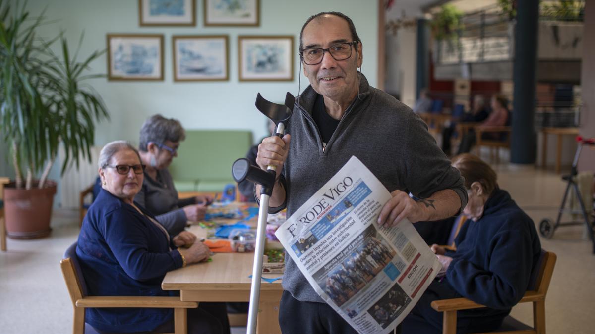 José Luis Moreno Pousada, con un ejemplar de FARO en una sala de actividades.