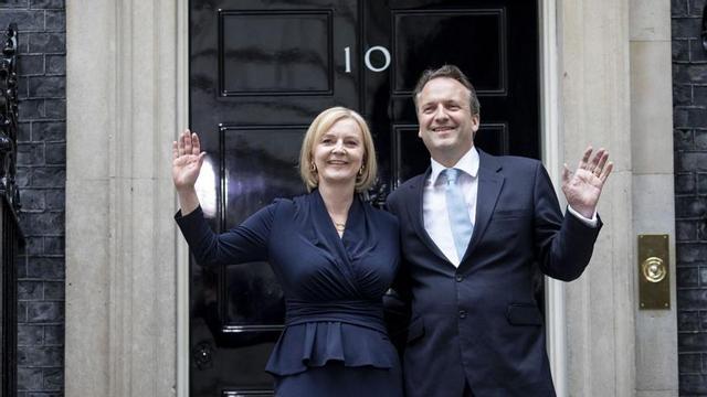 Liz Truss i el seu marit, davant la residència oficial del número 10 de Downing Street