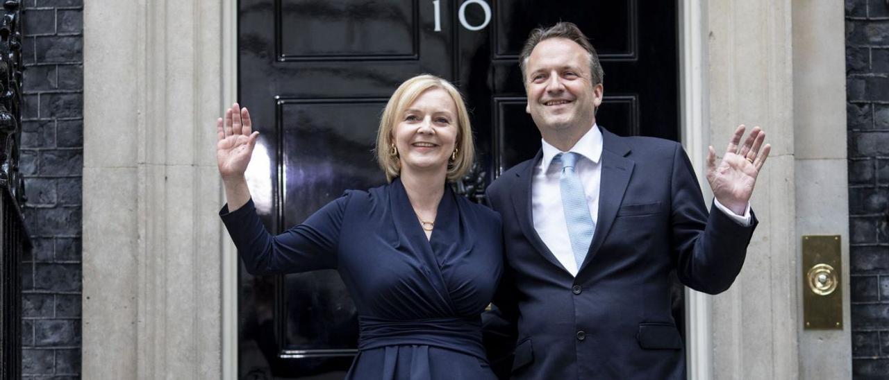 Liz Truss i el seu marit, davant la residència oficial del número 10 de Downing Street