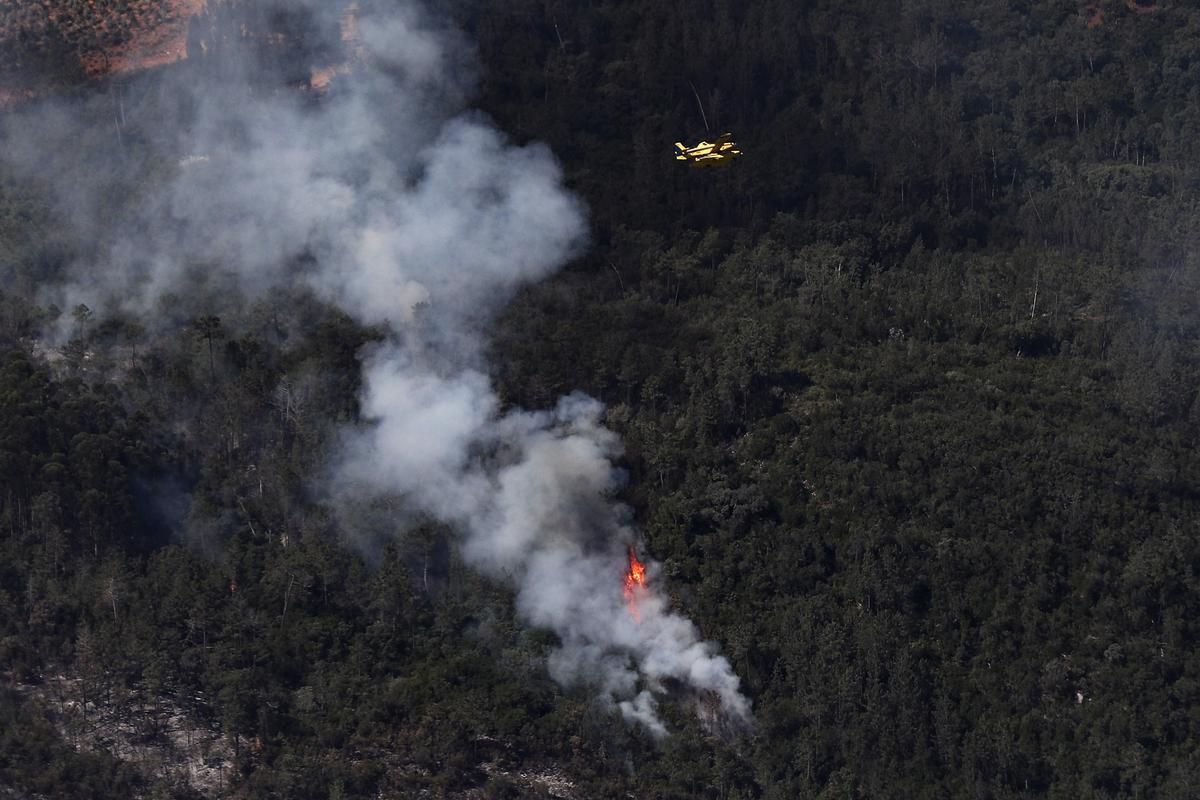 El fuego de Carrazeda De Ansiães (Portugal), visto desde un avión de las fuerzas aéreas portuguesas