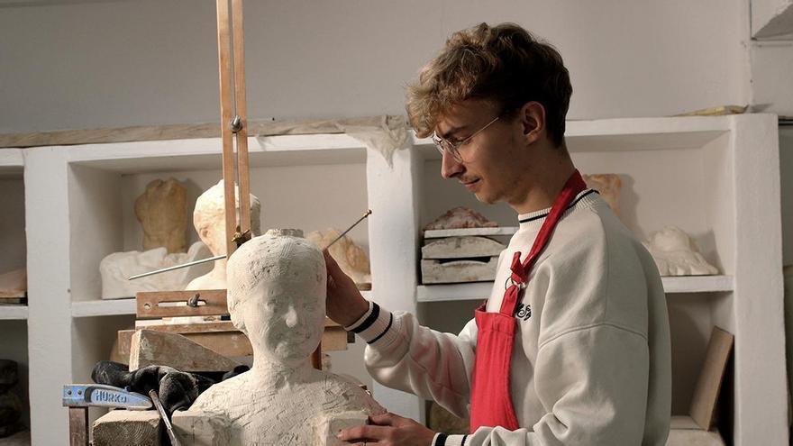 Juan Bernabéu, el joven imaginero que cierra el círculo de la Semana Santa de Crevillent