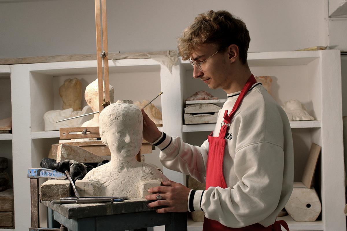 Juan Bernabéu, escultor crevillentino.