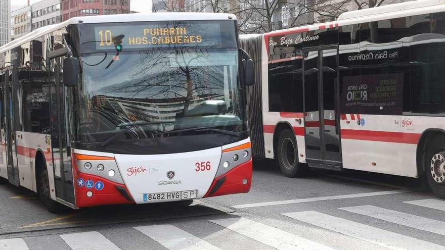 Emtusa recupera viajeros con subidas en las líneas de El Musel, Nuevo Roces y Montevil