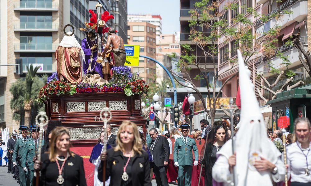 Las calles de Alicante se llenan de fieles en las procesiones del Domingo de Ramos