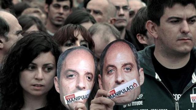 Unos manifestantes llevan unas caretas del presidente de la Generalitat Valenciana, Francisco Camps, durante la concentración "Per la transpar ncia i la pluralitat a Canal 9" que ha tenido lugar hoy en Valencia.