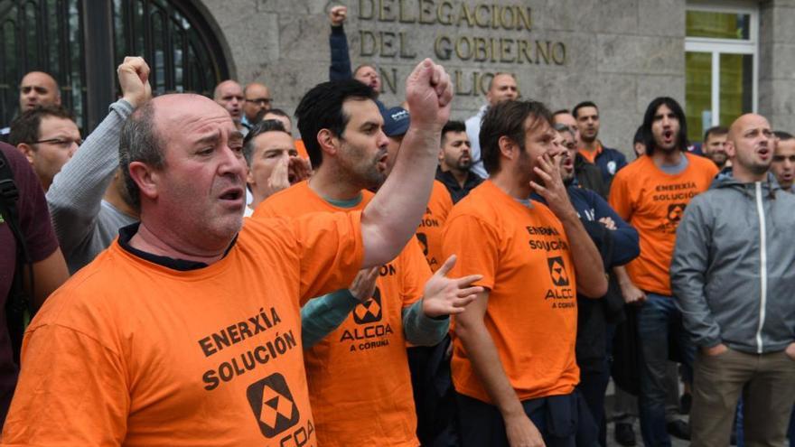 Trabajadores de Alcoa, en una concentración ante la Delegación del Gobierno en A Coruña.