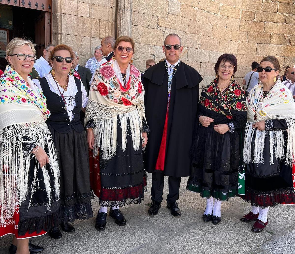 Alcalde y concejales con miembros de la Junta Parroquial de San Isidro.