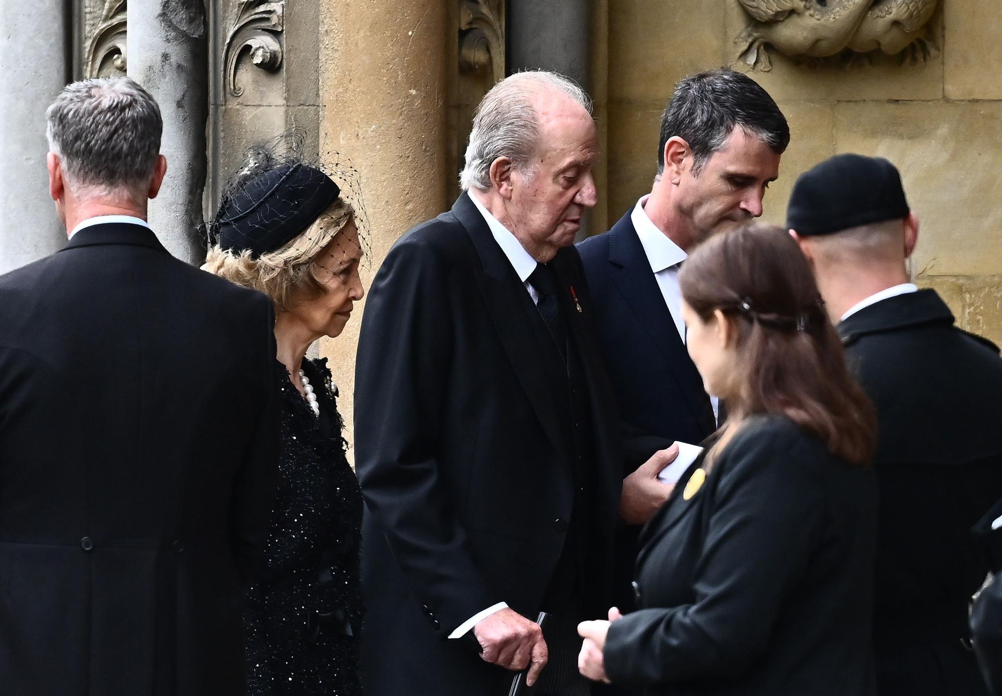 El rey emérito llega, ayer, a la abadía de Westminster para asistir al funeral de Estado por la reina Isabel II.