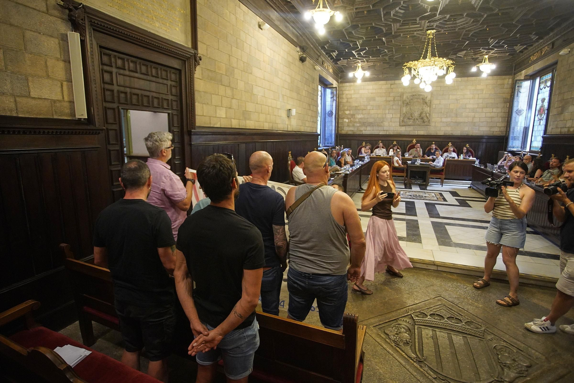 Les fotos del ple de Girona on s'ha aprovat la modificació del contracte de neteja