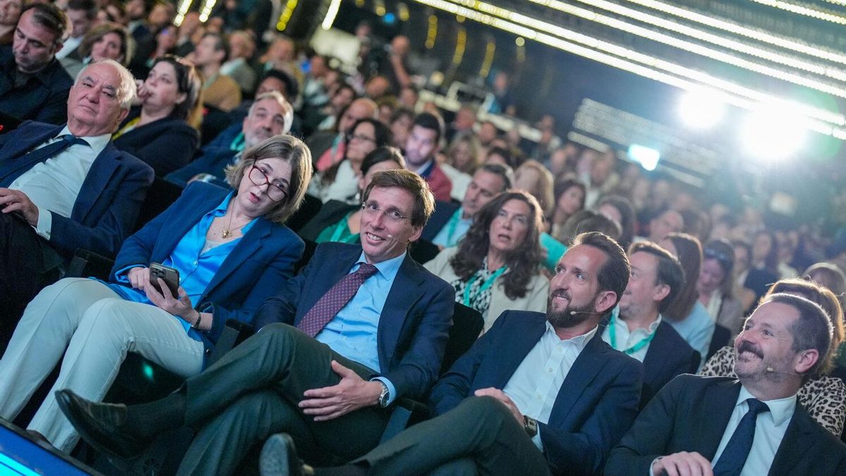 Raúl Berdonés, presidente del Clúster Audiovisual de Madrid, entre el alcalde Madrid, José Luis Martínez-Almeida, y el consejero de Cultura de la Comunidad, Mariano de Paco.