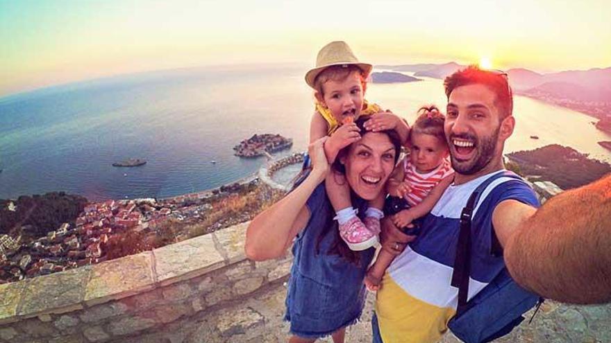 Una familia se hace un selfi.